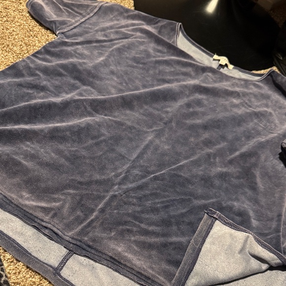 Umgee Tops - Umgee light grayish blue velour short sleeve top w/side slits (XL) - EUC!